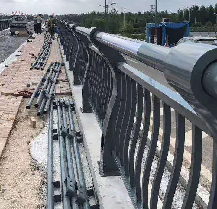 进入灯光护栏厂家学习一些新知识