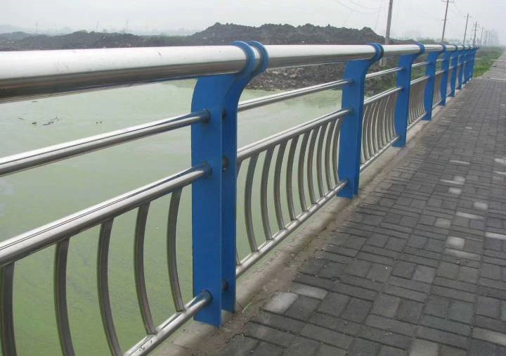 桥梁护栏安装高度