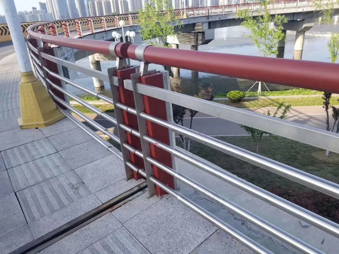 河道护栏的高度是不是越高越好